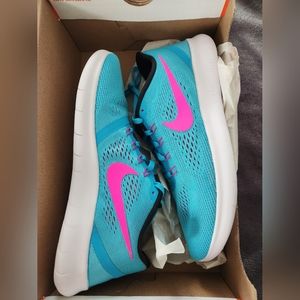 NIB Nike Sneakers, size 9